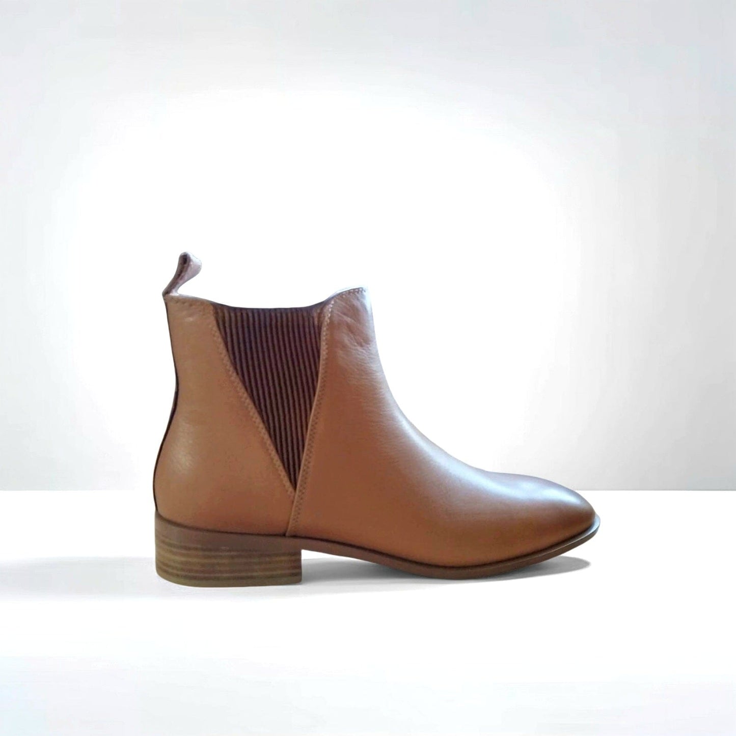 SS25006 Leather boots with elastic detail in Black and Tan