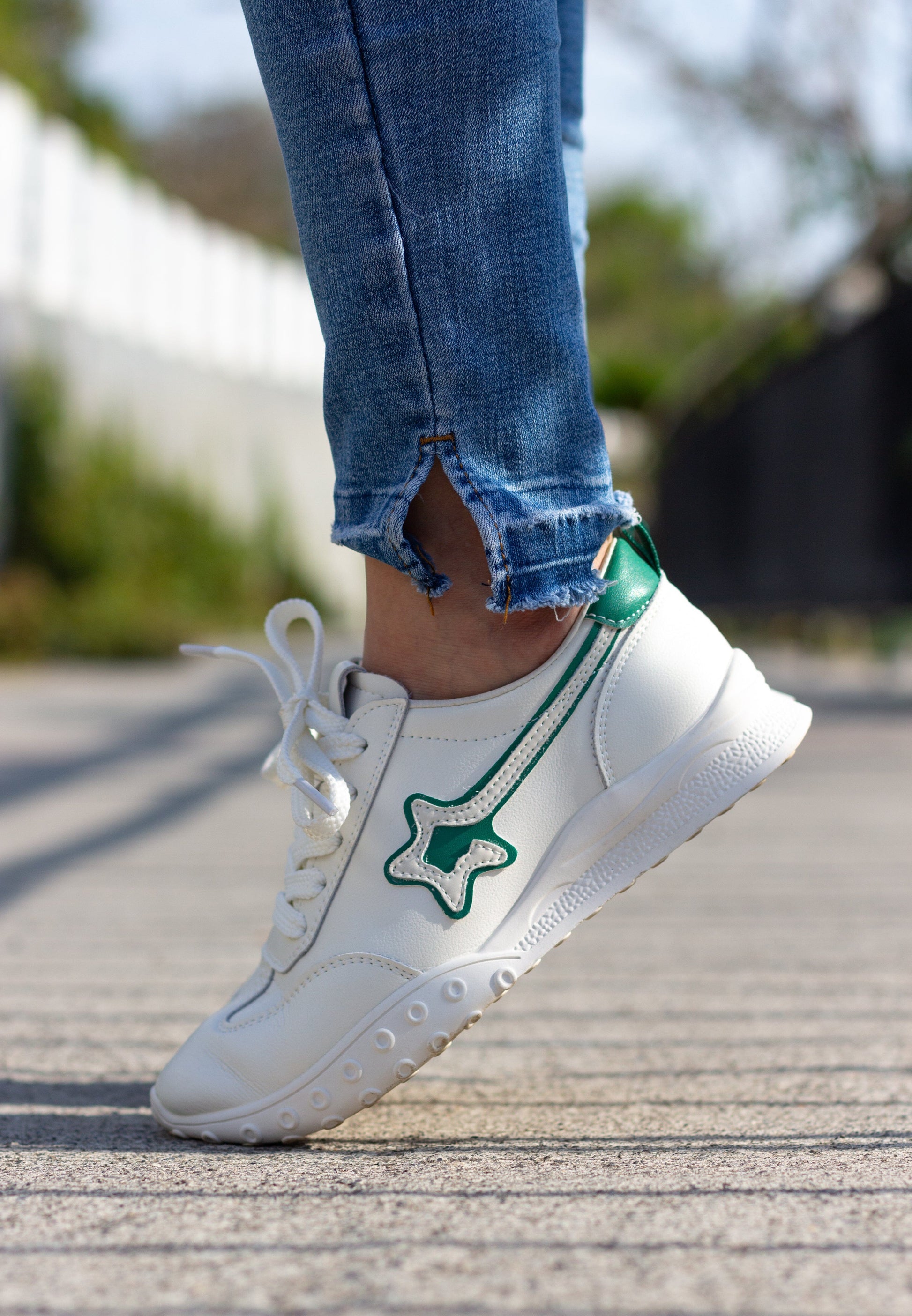 SS23009 White leather sneakers with star and flexible sole sneakers Sam Star Shoes