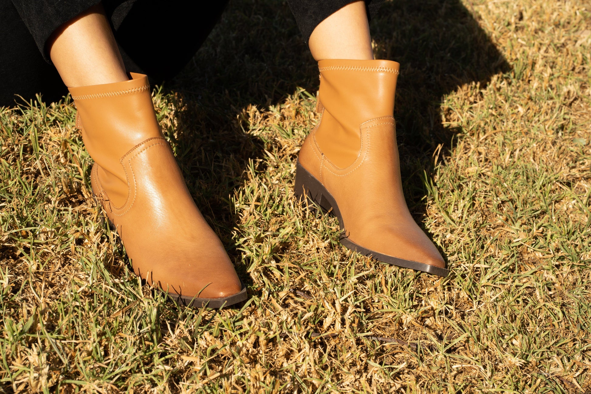 161230 Leather ankle boots with elastic in Tan Boots Sam Star shoes 