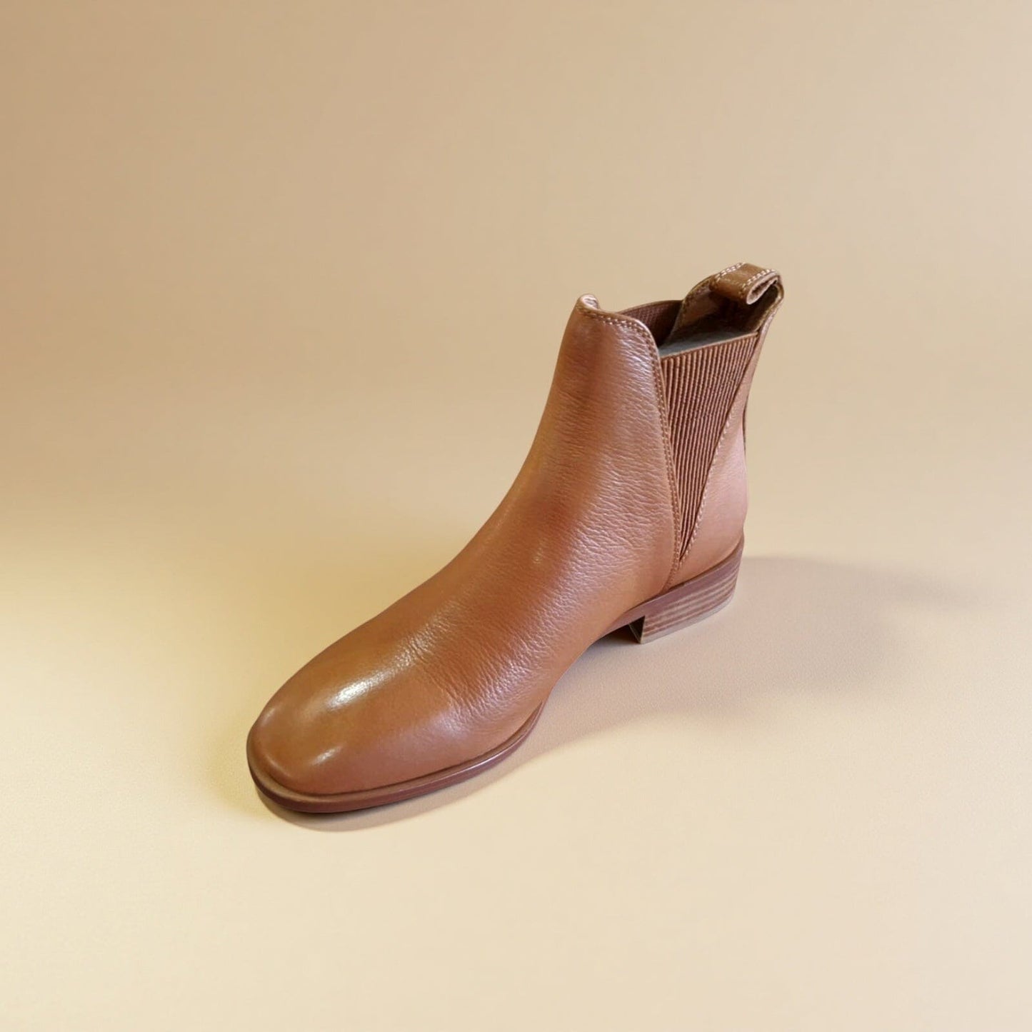SS25006 Leather boots with elastic detail in Black and Tan