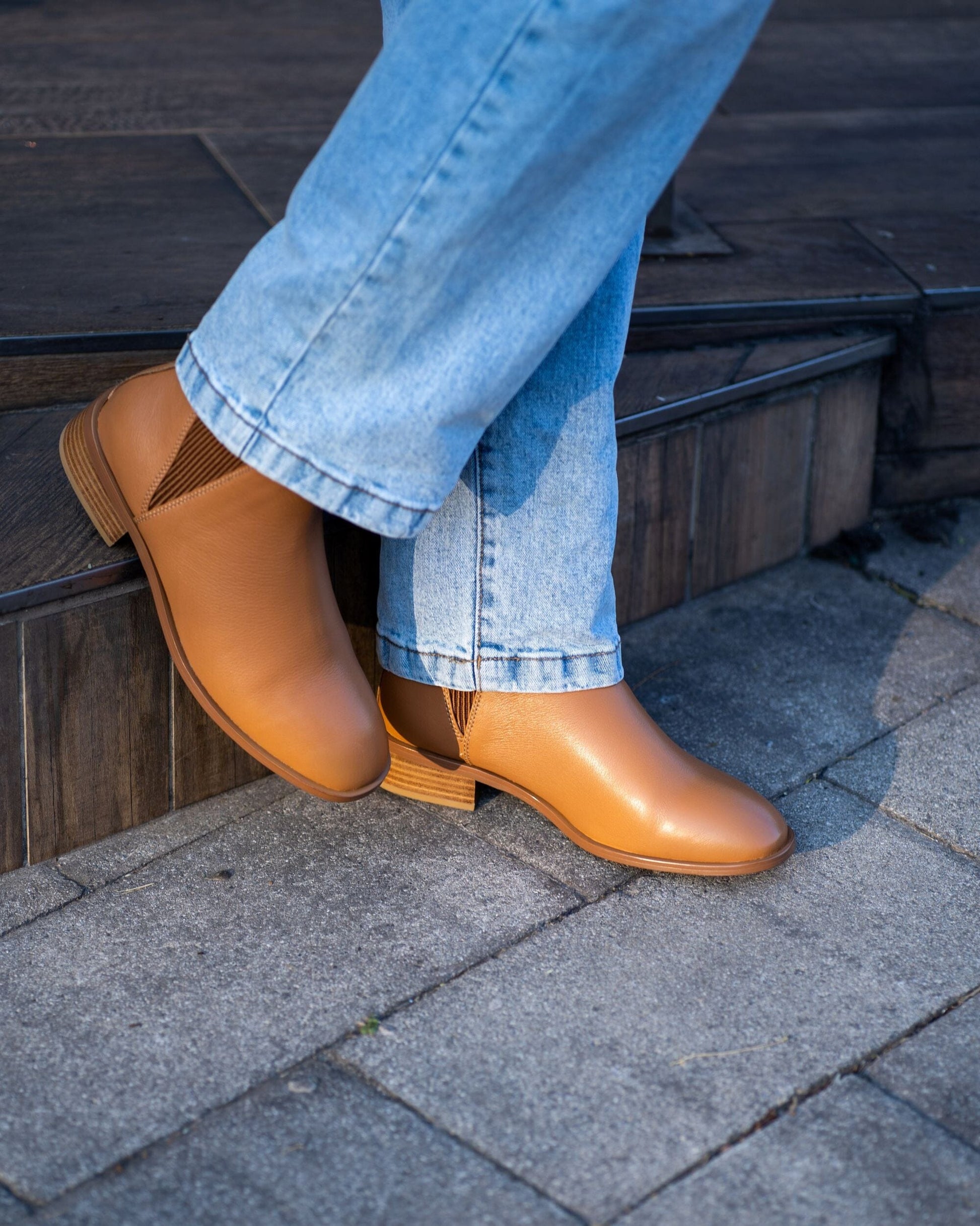 SS25006 Leather boots with elastic detail in Black and Tan Boots Sam Star shoes 
